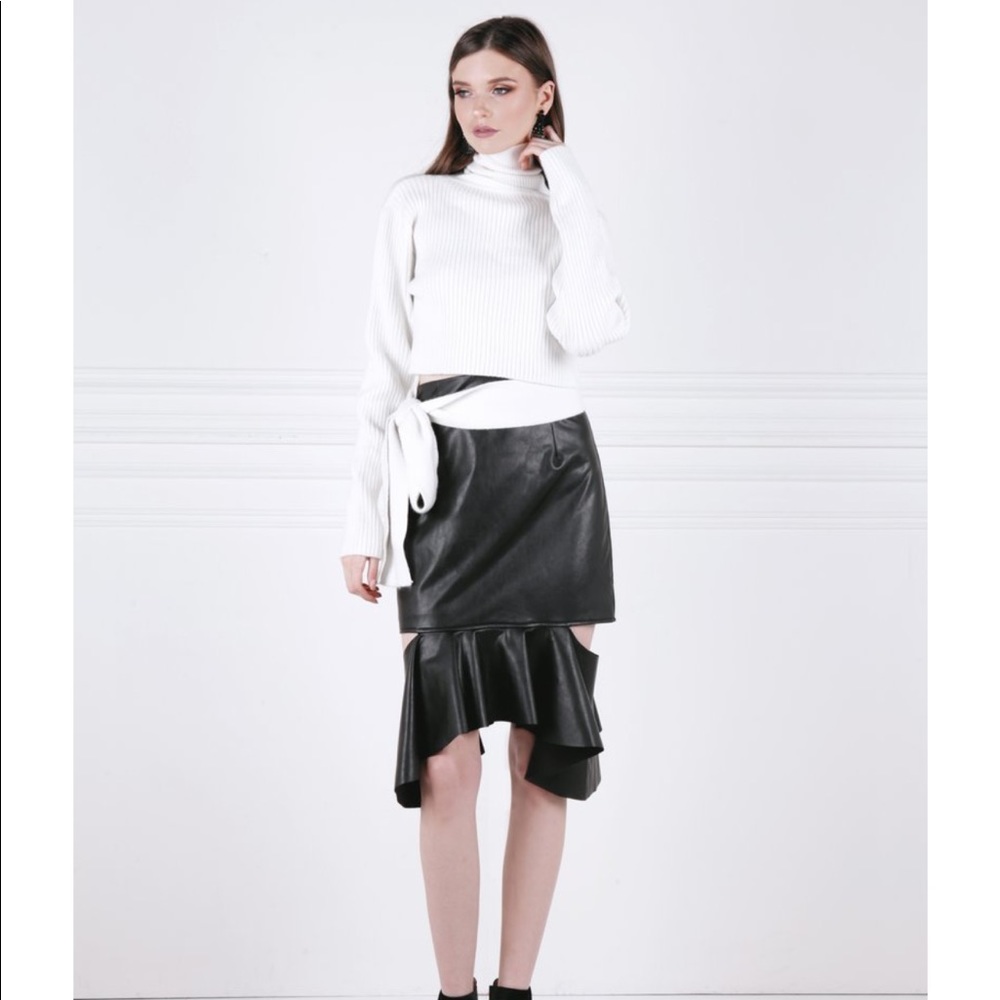 🆕 White Turtleneck Crop Sweater with Bow